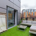 Bright 2 Bedroom Flat In Lambeth With Balcony