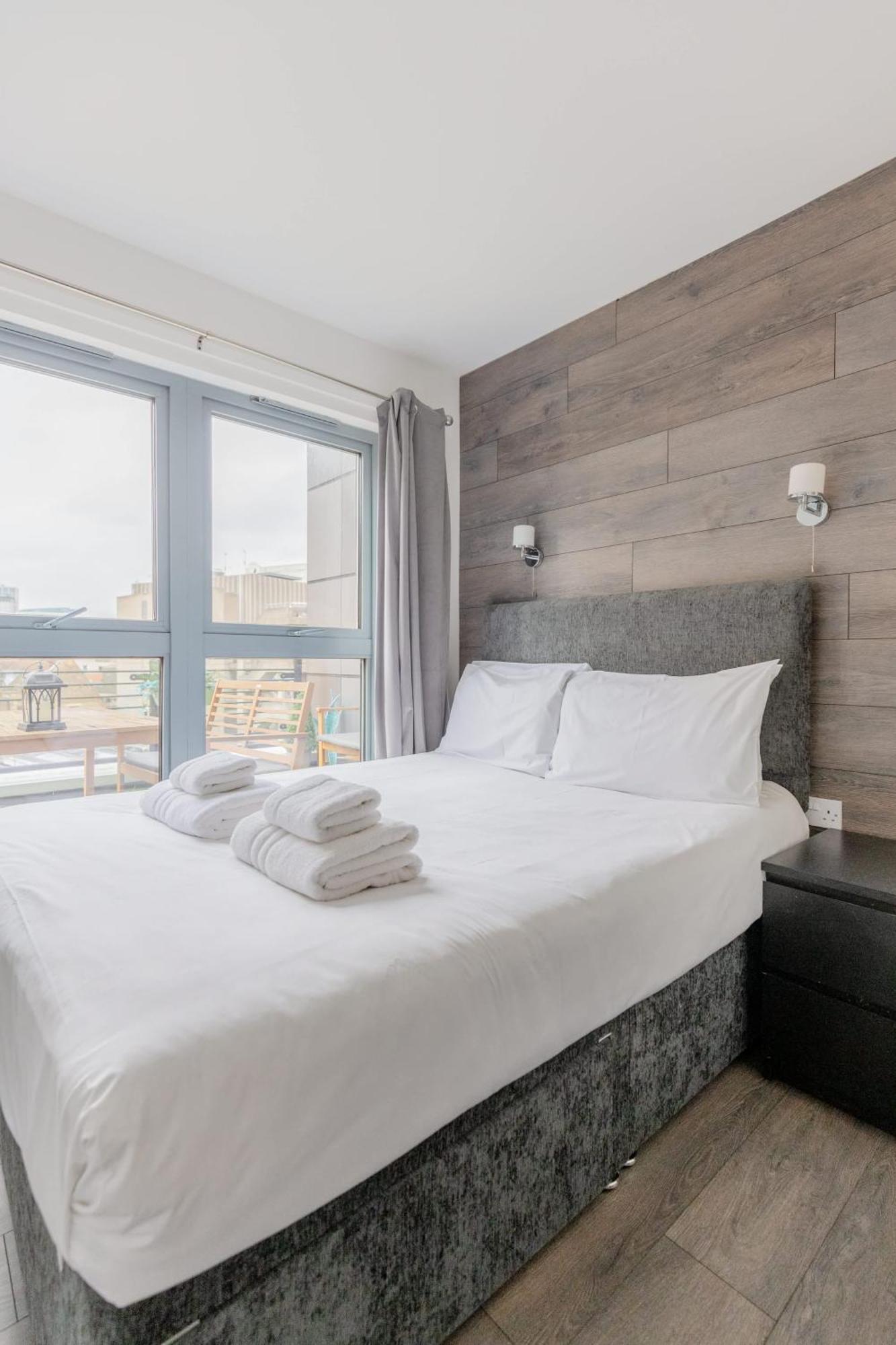 Bright 2 Bedroom Flat In Lambeth With Balcony