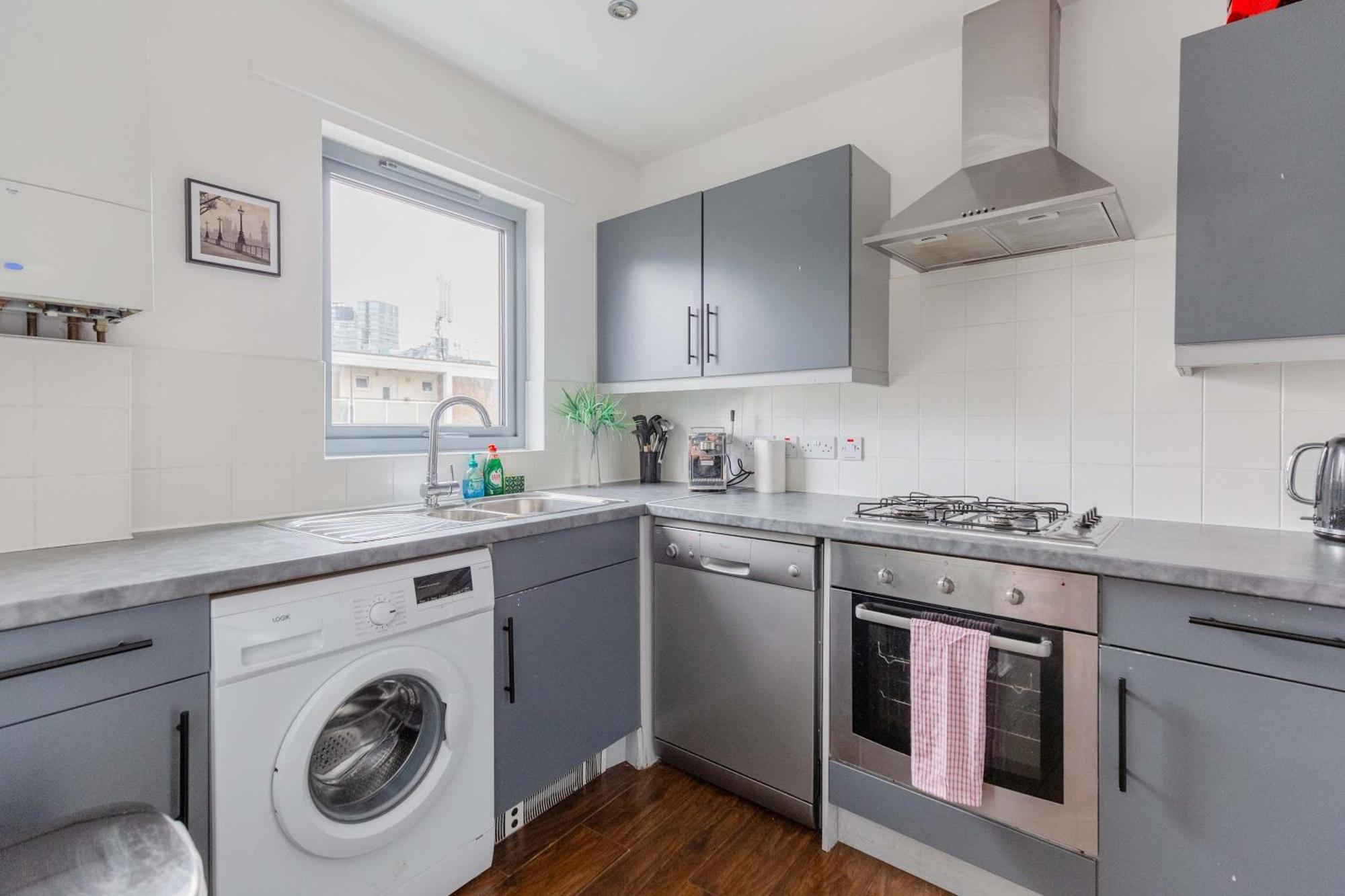 Bright 2 Bedroom Flat In Lambeth With Balcony Apartment