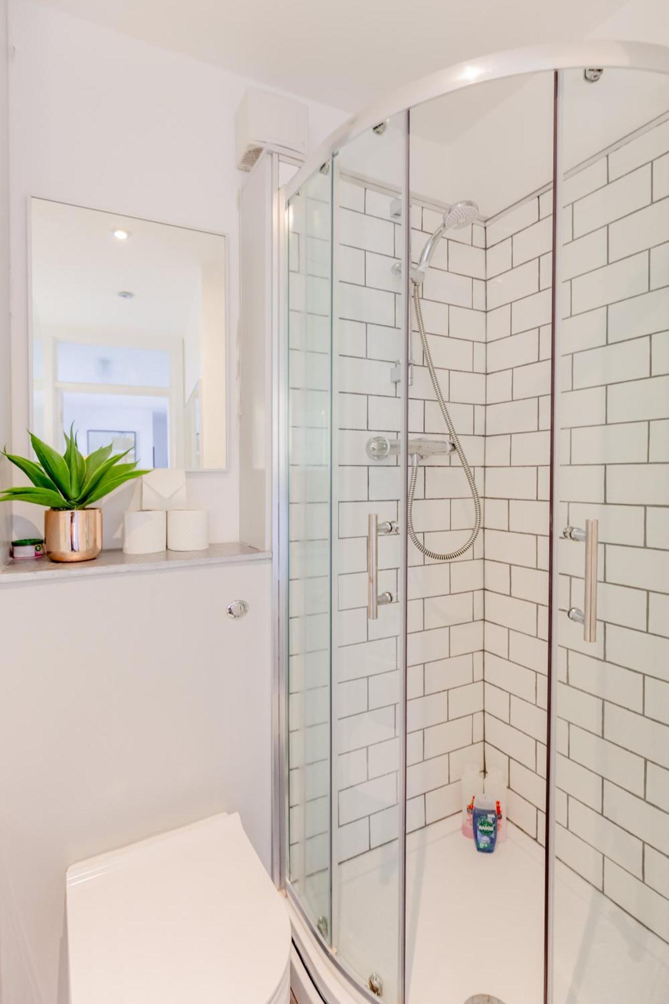 Bright 2 Bedroom Flat In Lambeth With Balcony Apartment