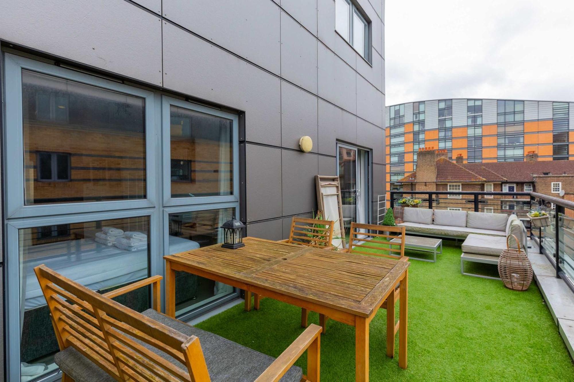 Bright 2 Bedroom Flat In Lambeth With Balcony *