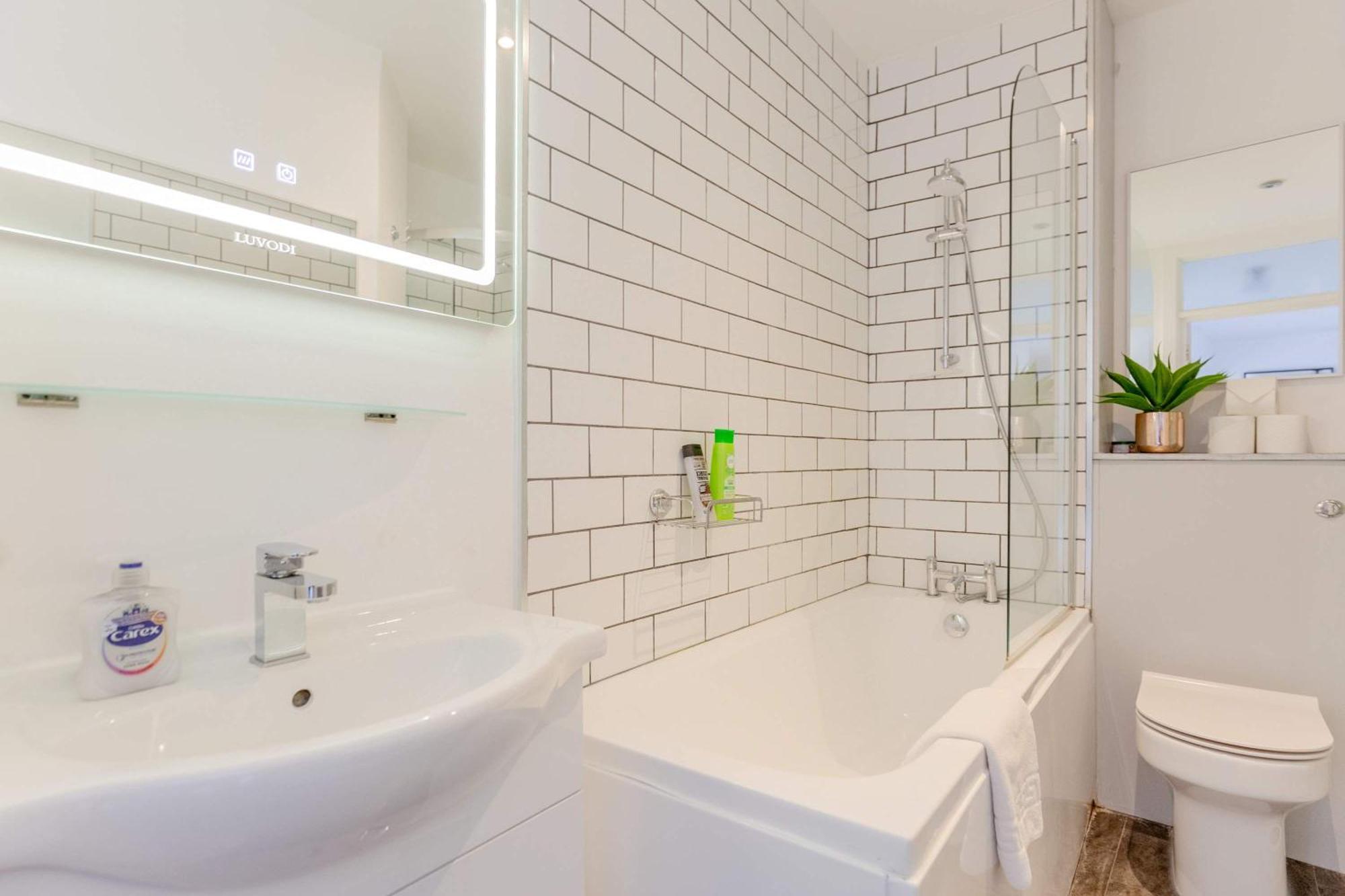 Bright 2 Bedroom Flat In Lambeth With Balcony * London