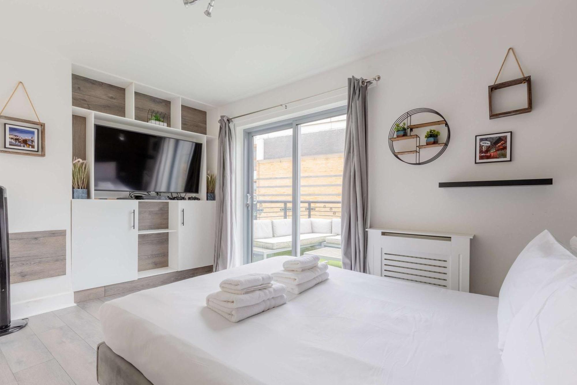 Bright 2 Bedroom Flat In Lambeth With Balcony